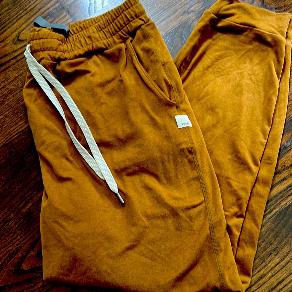 Vuori WM camel brown performance joggers worn once
